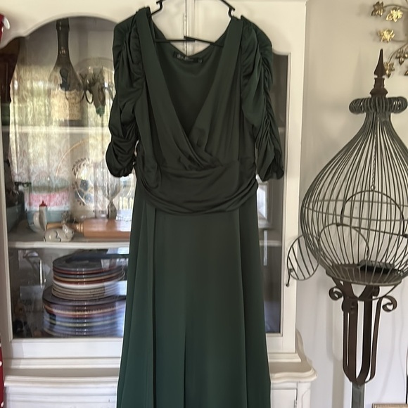 Beautiful Green Dress - Picture 2 of 3